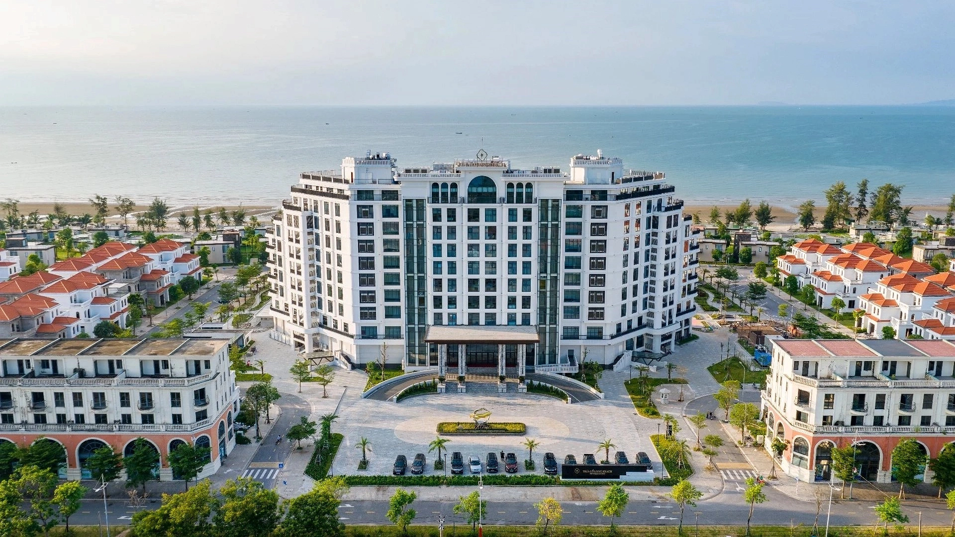 Trà Cổ Long Beach Hotel & Resort Quảng Ninh 1