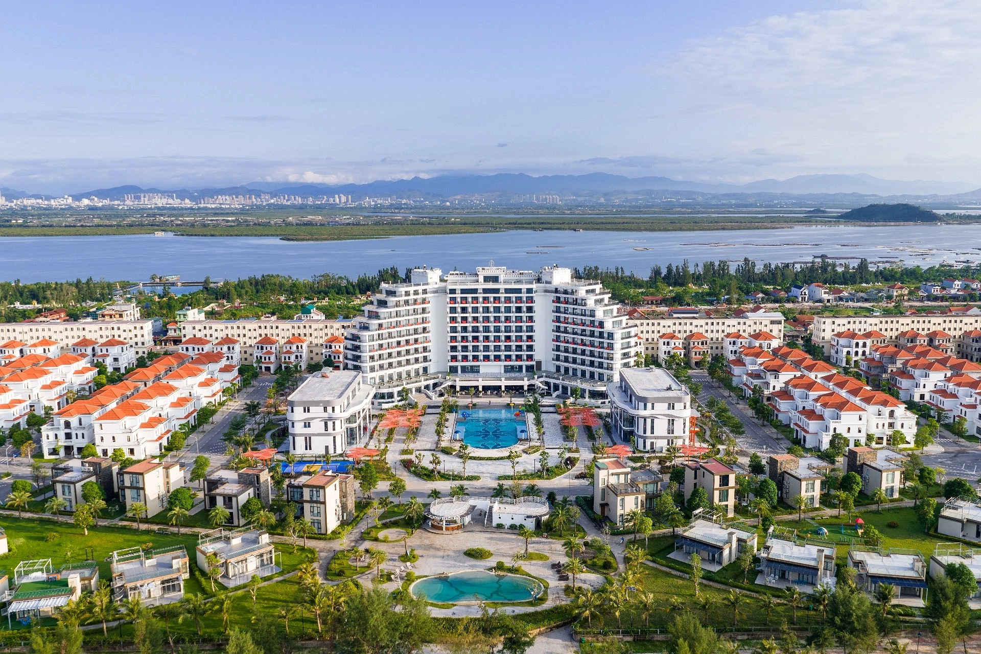 Trà Cổ Long Beach Hotel & Resort Quảng Ninh 6